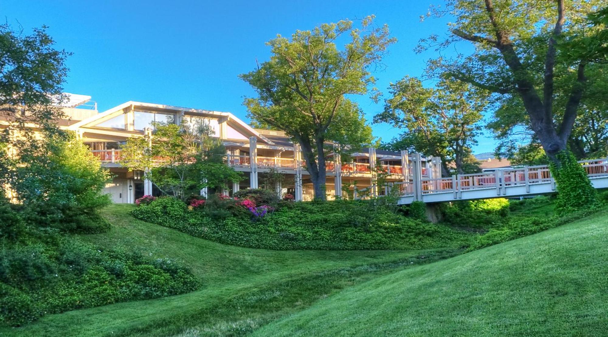 Ashland Hills Hotel & Suites Exterior foto