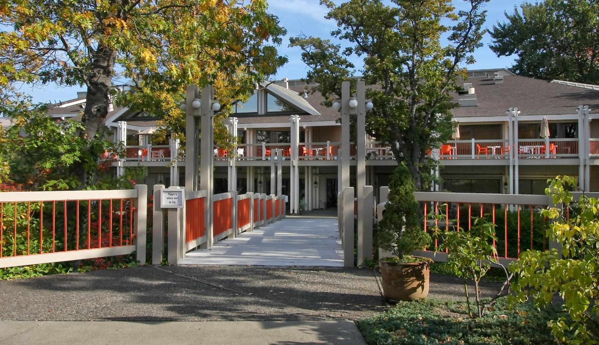 Ashland Hills Hotel & Suites Exterior foto